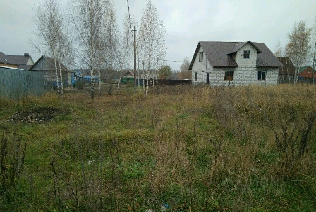 Участок в Липецке с домом, деревьями и соседними постройками, тихий район, просторная территория для строительства