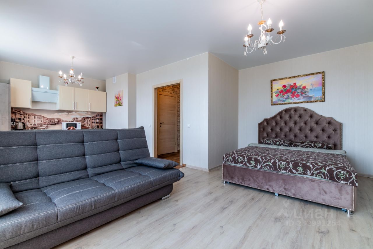 Уютная квартира в Екатеринбурге, 45 кв.м, кухня 10 кв.м, гостиная 25 кв.м, 8 этаж, посуточная аренда. Современный интерьер, просторная комната.