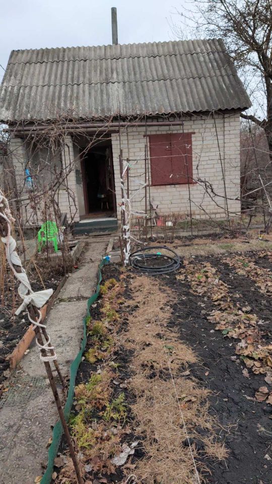 Участок в Липецке, кирпичный домик, ухоженный сад, плодовые деревья, тихий район, отличное место для отдыха и садоводства.