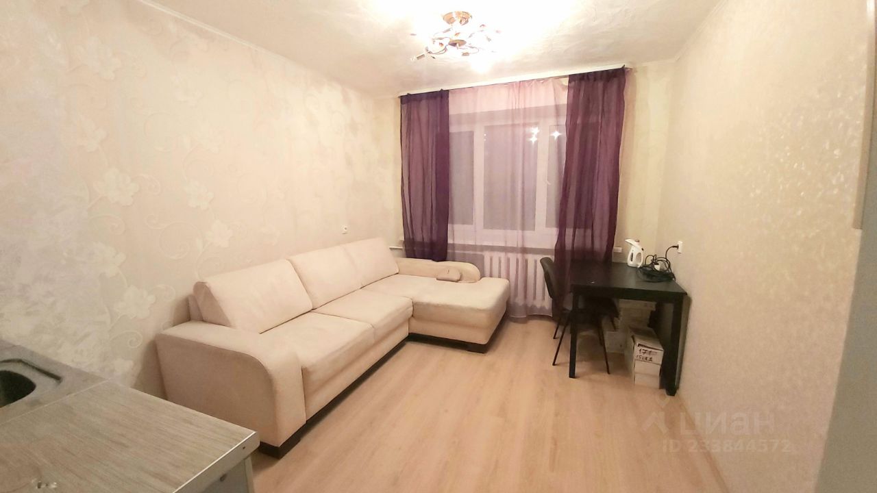 Уютная квартира в Екатеринбурге, 18 кв.м, 2 этаж, светлая комната с диваном, рабочая зона, стильный интерьер, готова к аренде.