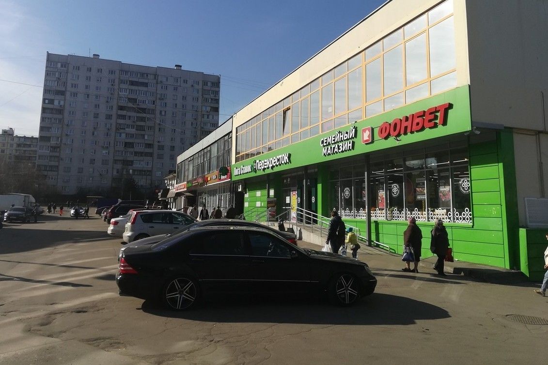 Торговом центре на ул. Введенского, 13Б