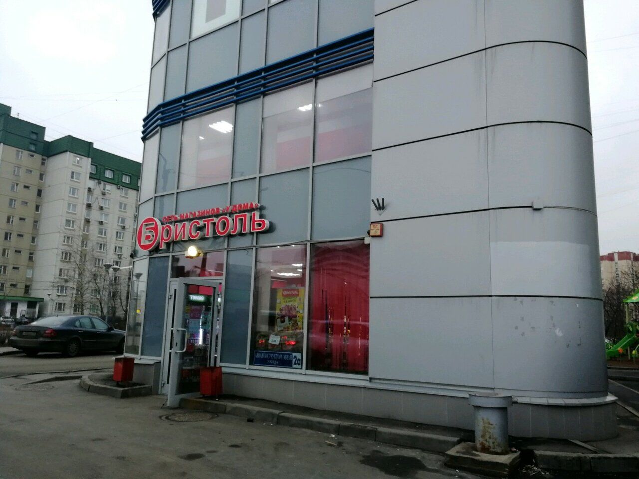 Торговом центре на ул. Авиаконструктора Миля, вл2А