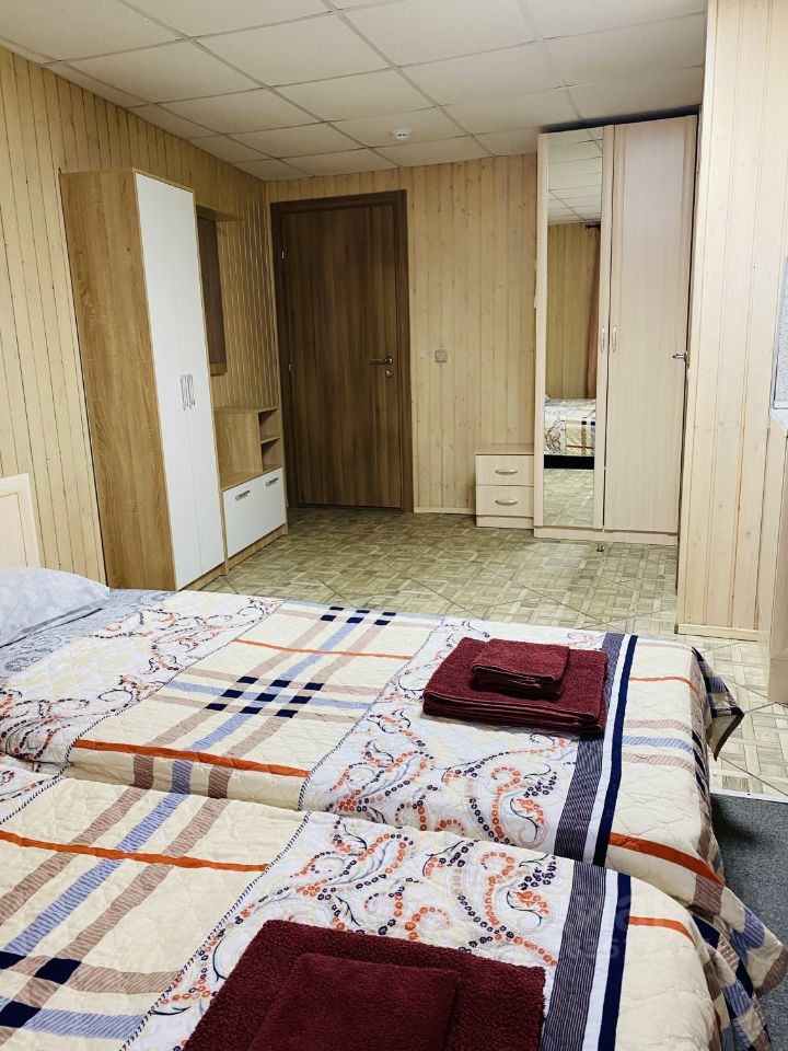 Уютная однокомнатная квартира в Екатеринбурге, 25 кв.м, 2 этаж, без отделки. Просторная жилая зона, современная мебель.