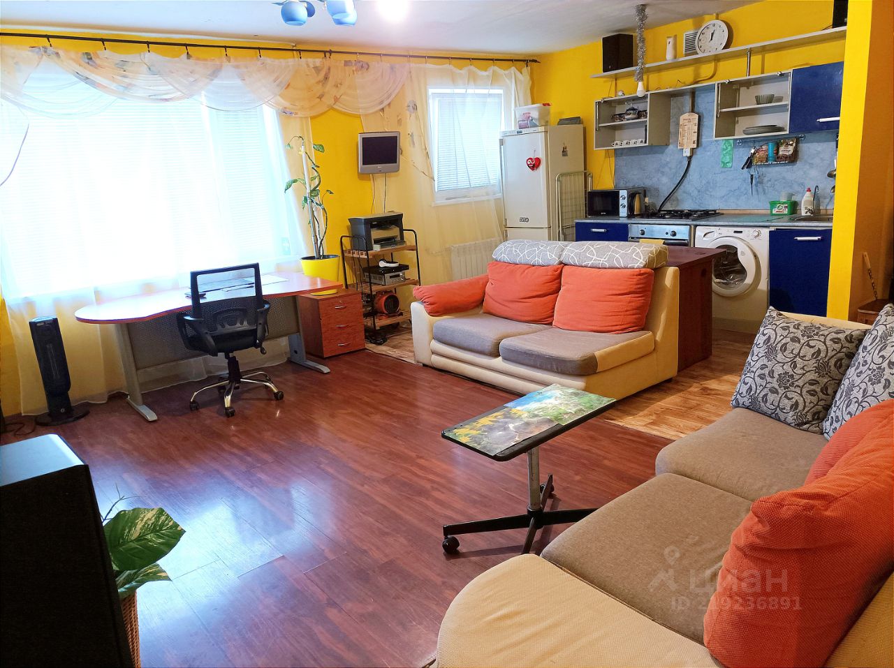 Уютная 2-комнатная квартира в Екатеринбурге, 63 кв.м, кухня 16 кв.м, жилая 30 кв.м, 1 этаж. Современная мебель, светлая гостиная, рабочая зона.