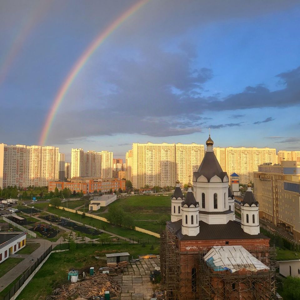 Радуга после дождя. Радуга Пермь. Радуга после дождя в городе. Мирской проезд Церковь.