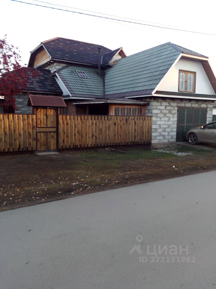 Продается коттедж в Барнауле, общая площадь 150 кв.м. Без отделки, уютный двор, деревянный забор, просторная территория.
