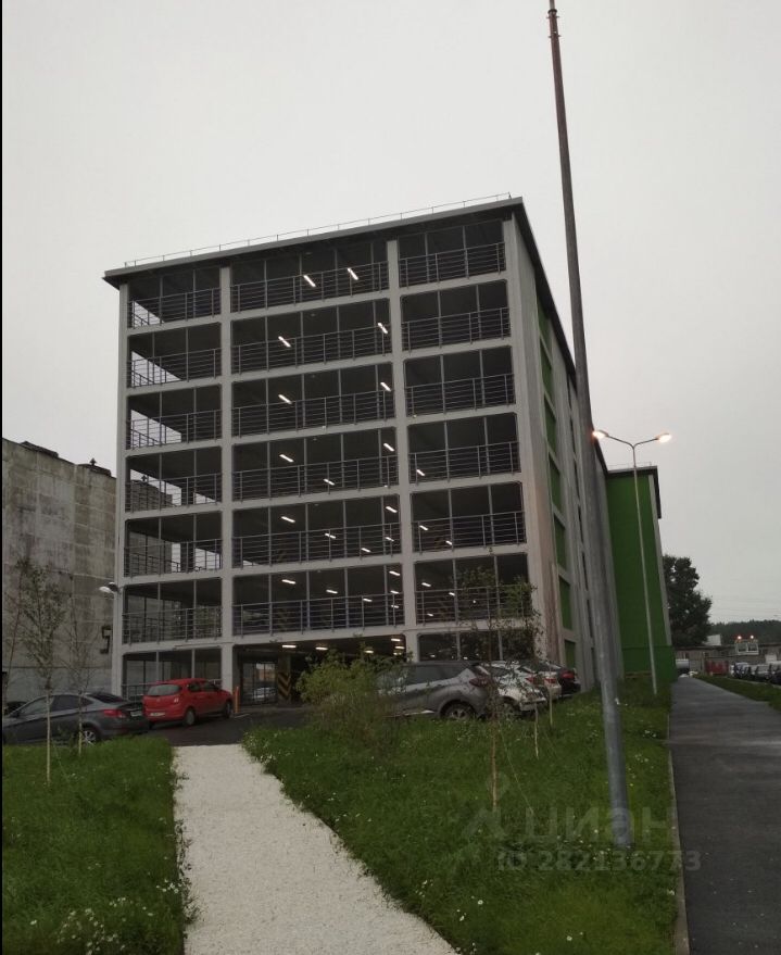 Продается гараж 15 кв.м в Екатеринбурге. Современное здание, удобный подъезд, охраняемая территория. Отличное состояние.