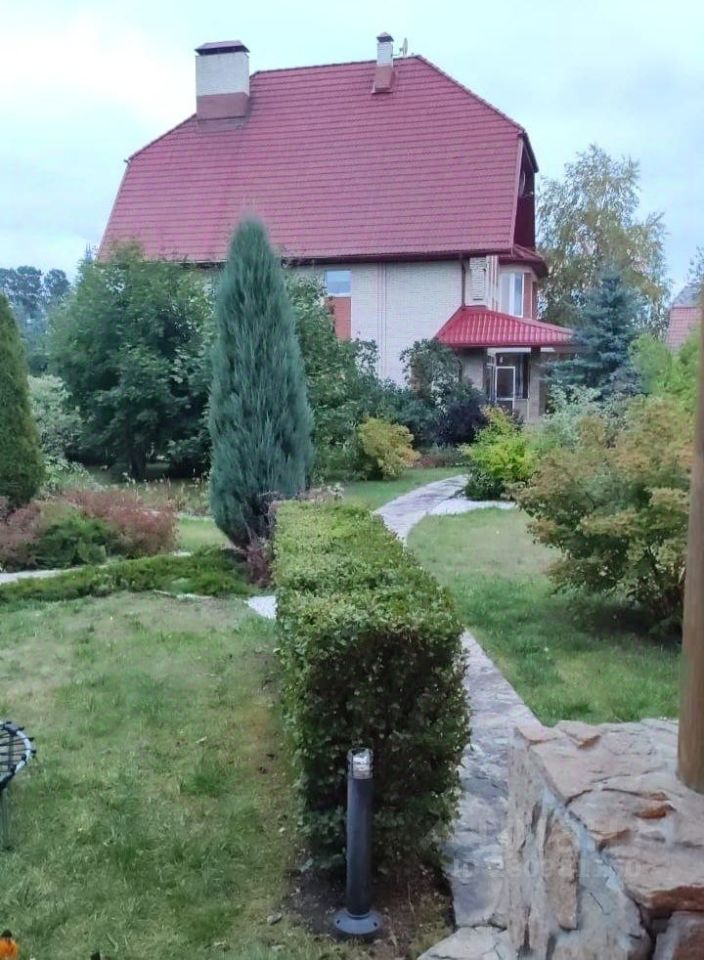 Продается коттедж в Екатеринбурге, площадь 398.5 кв.м. Ухоженный сад, зеленая территория, уютная атмосфера.