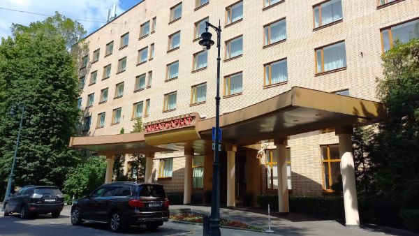 Офисно-гостиничный комплекс в Плотниковом переулке, 12