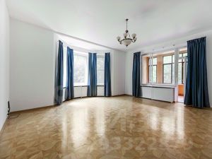 4-комн.кв., 210 м², этаж 2