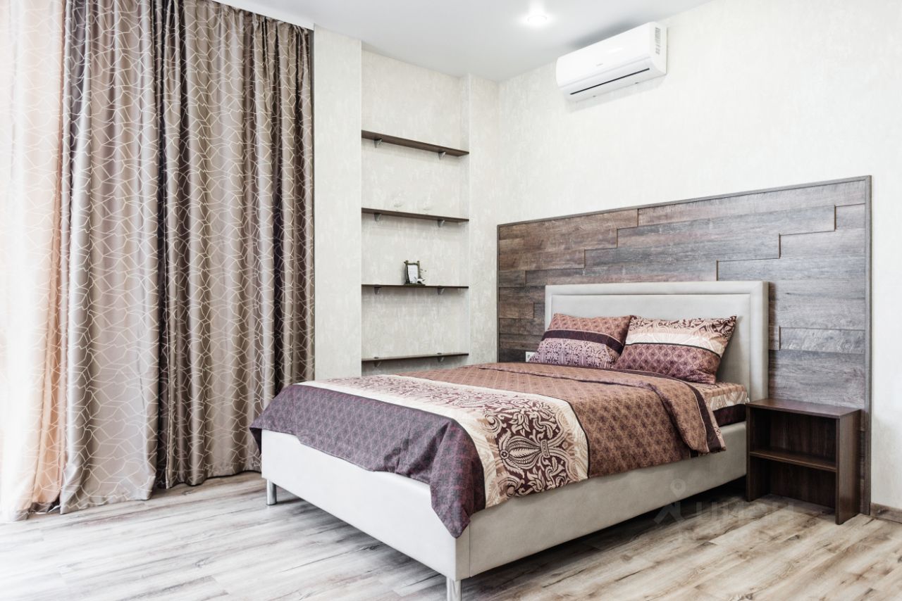 Уютная квартира в Екатеринбурге, 39 кв.м, 5 этаж, 1 комната. Современный интерьер, кондиционер, удобная кровать, светлые шторы.