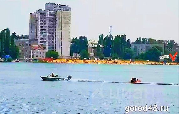 Продается участок в Липецке с видом на реку и пляж. Отличное место для отдыха и водных развлечений. Живописный пейзаж.