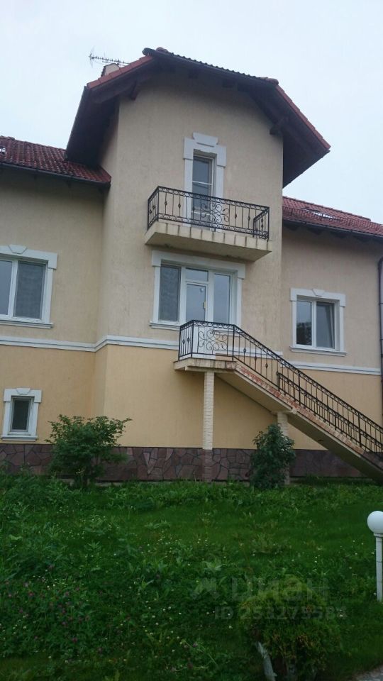 Просторный коттедж в Екатеринбурге, общая площадь 330 кв.м, без отделки, уютный двор, балкон, зеленая территория