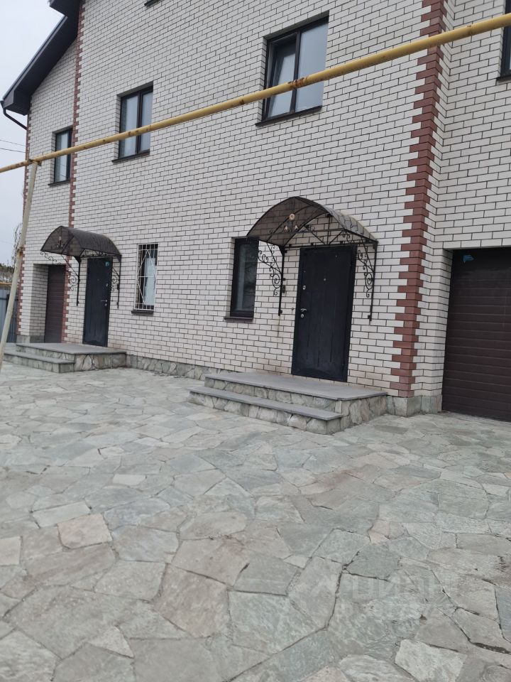 Офис 270 кв.м. в Екатеринбурге. Первый этаж, без отделки. Просторная территория, кирпичное здание, удобный вход.