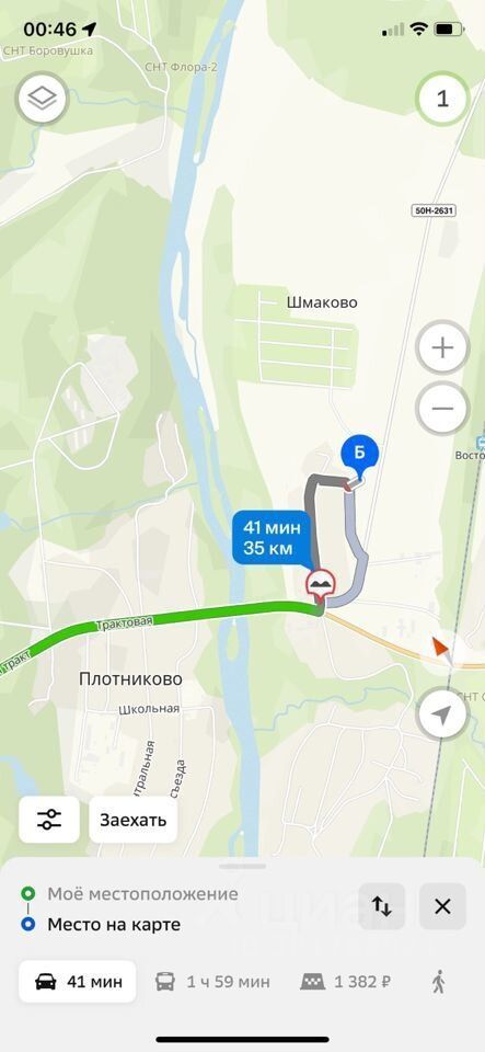 В изображении представлена карта с маршрутом и обозначением местоположения. Яркие цвета выделяют дороги и маршруты. На карте видно несколько улиц и объектов, таких как река и населенные пункты. Основной элемент - это маршрут, который обозначен стрелкой и временными отметками. Используемые цвета карты - зеленый для дорог, синий для обозначения местоположения и серый для фона. Карта имеет четкие линии и легко читаемые надписи, что делает навигацию интуитивно понятной.