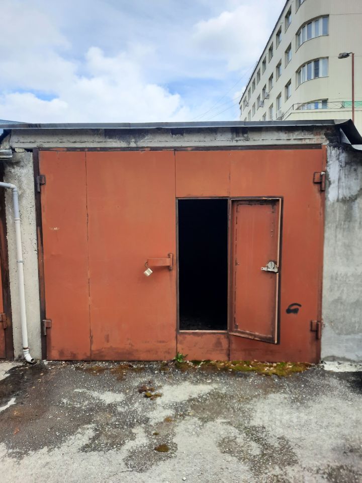 Продается гараж в Екатеринбурге, площадь 17.3 кв.м, без отделки, удобное расположение, металлические ворота.
