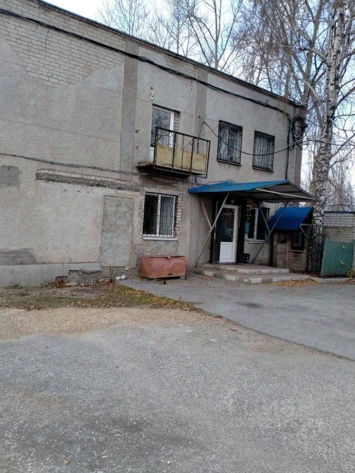 Продается офис 16 кв.м на 2 этаже в Липецке. Здание без отделки, просторная территория, удобный подъезд.