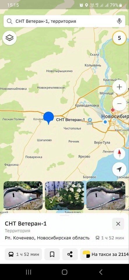 На изображении видна территория с участками, окруженными зелеными насаждениями. Архитектурный стиль построек разнообразный, от деревянных дач до современных загородных домов. Структурные особенности включают заборы и дорожки, ведущие к каждому участку. Основные характеристики пространства заключаются в наличии садов и ухоженных зеленых зон, что создает уютную атмосферу. Материалы, используемые в строительстве, варьируются от дерева до кирпича, а цвета в основном теплые и натуральные, что гармонирует с окружающей природой.