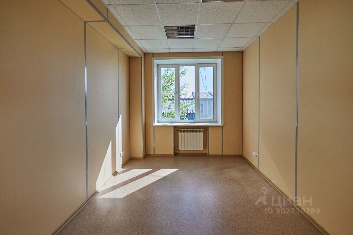Светлый офис 20 кв.м на 1 этаже в Екатеринбурге. Просторное помещение с большим окном, без отделки, идеально для работы.