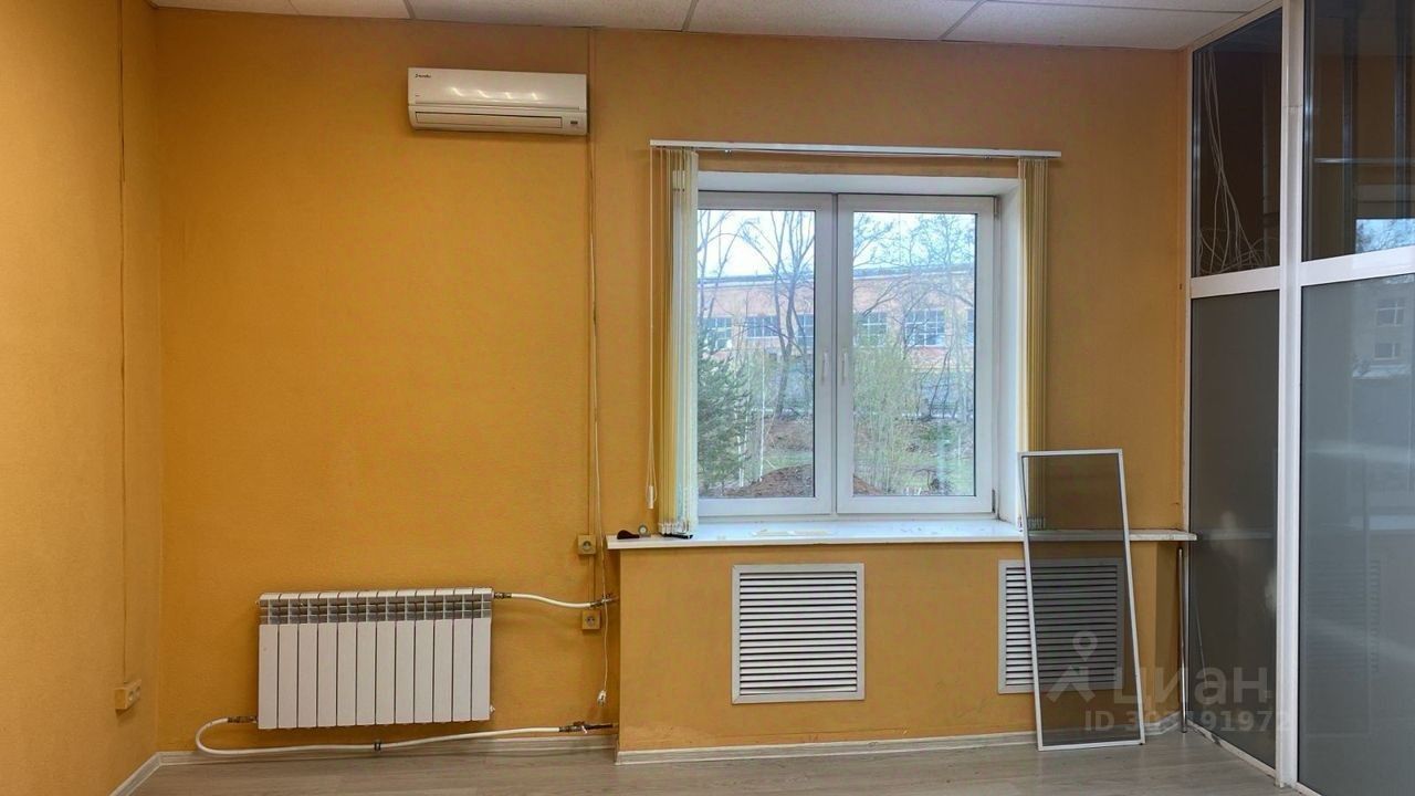 Светлый офис 34 кв.м на 2 этаже в Екатеринбурге. Большое окно, радиатор отопления, кондиционер, нейтральные стены, стеклянные перегородки.