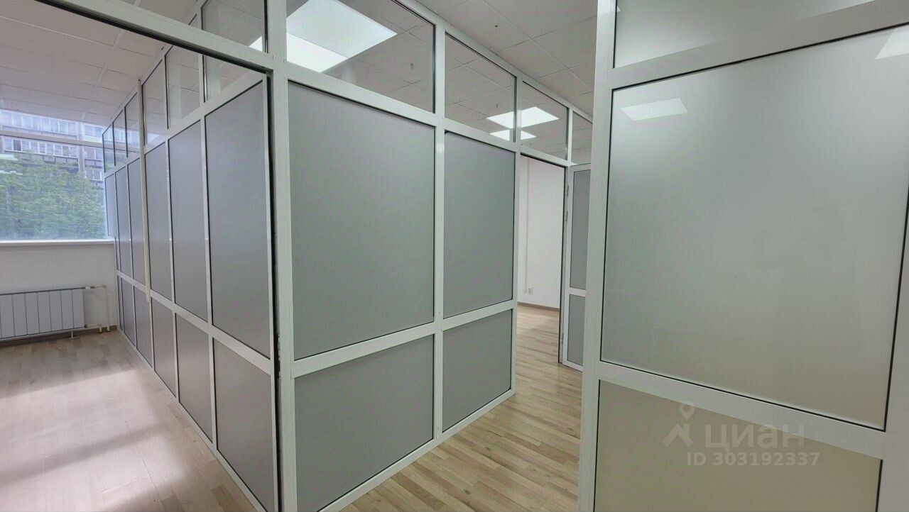 Светлый офис 105 кв.м на 3 этаже в Екатеринбурге, без отделки, с большими окнами и современными перегородками.