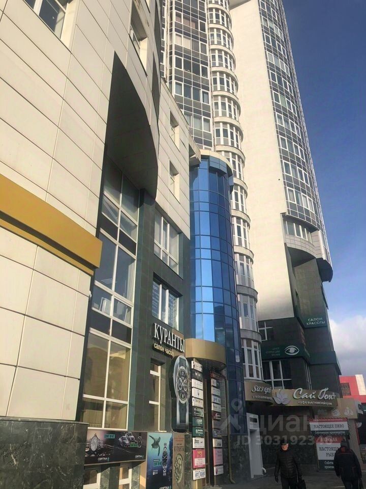 Офис 18 кв.м на 3 этаже в современном здании в центре Екатеринбурга, без отделки, рядом с магазинами и салонами.
