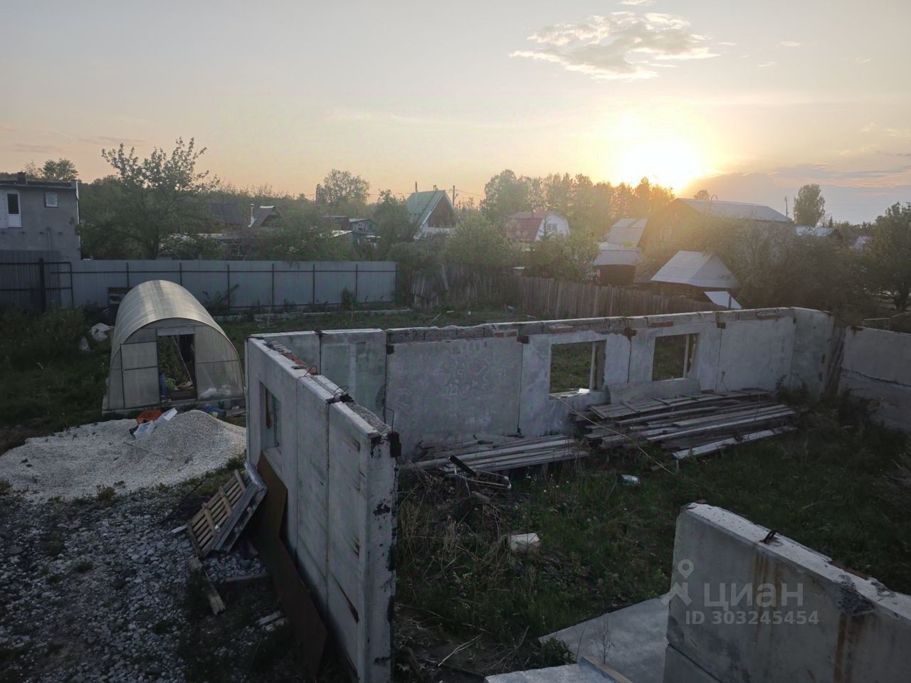Продается участок 700 кв.м в Екатеринбурге. Без отделки. Начато строительство, есть теплица. Тихий район, живописный закат.