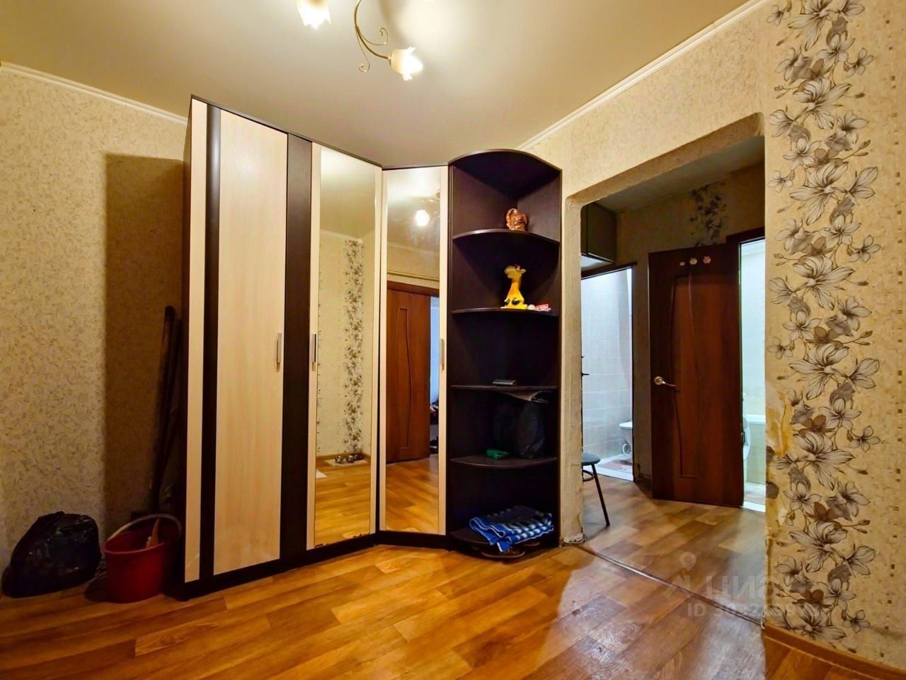 Продается 3-комнатная квартира в Липецке, 63 кв.м, 1 этаж. Просторная комната, современный шкаф, светлое оформление.