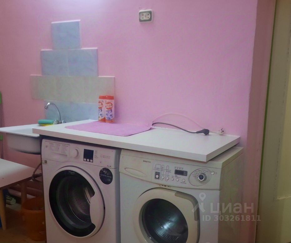 Сдается комната 18 кв.м на 2 этаже в Екатеринбурге. В комнате стиральная машина, раковина, розовая стена. Без отделки.