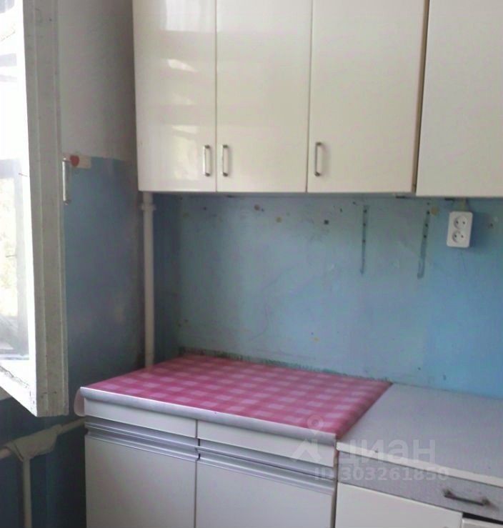 Светлая комната с кухонными шкафами, расположена на 3 этаже в Екатеринбурге. Общая площадь: 17 кв.м. Без отделки.