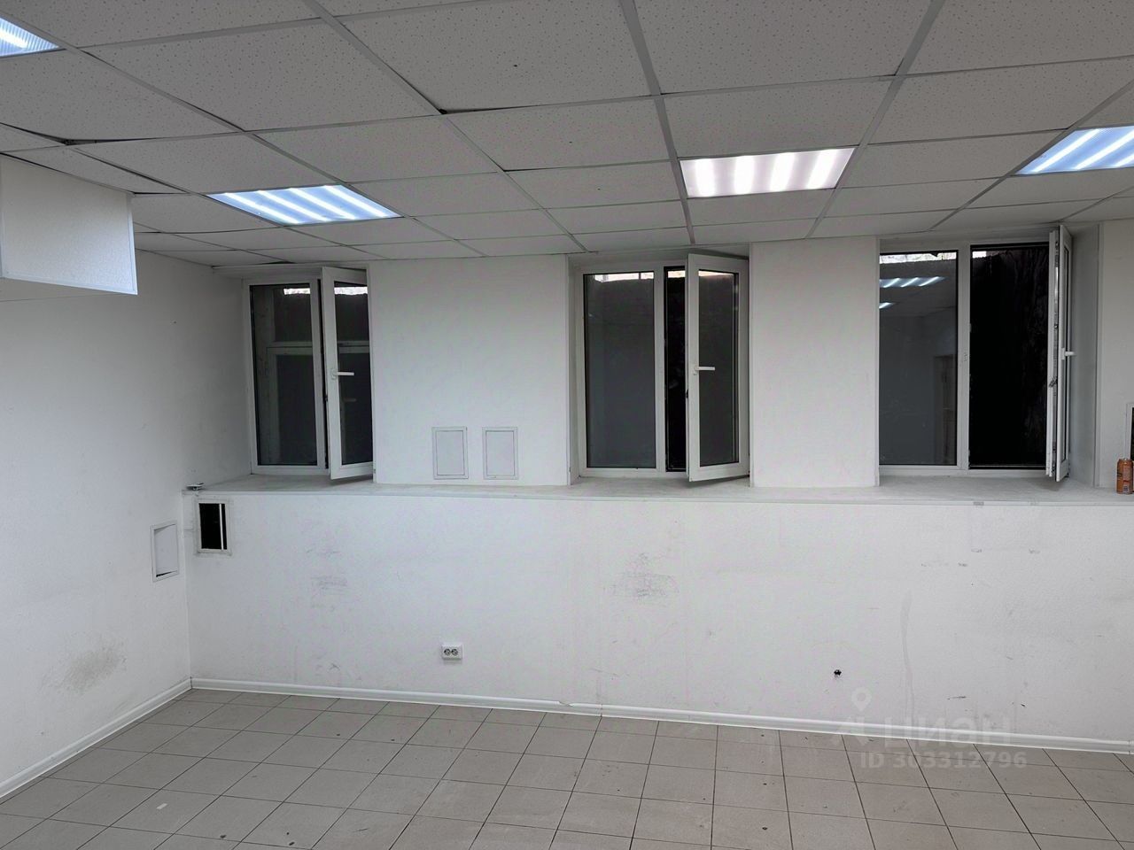 Светлое помещение 35 кв.м, без отделки, большие окна, Екатеринбург, аренда, 1 комната