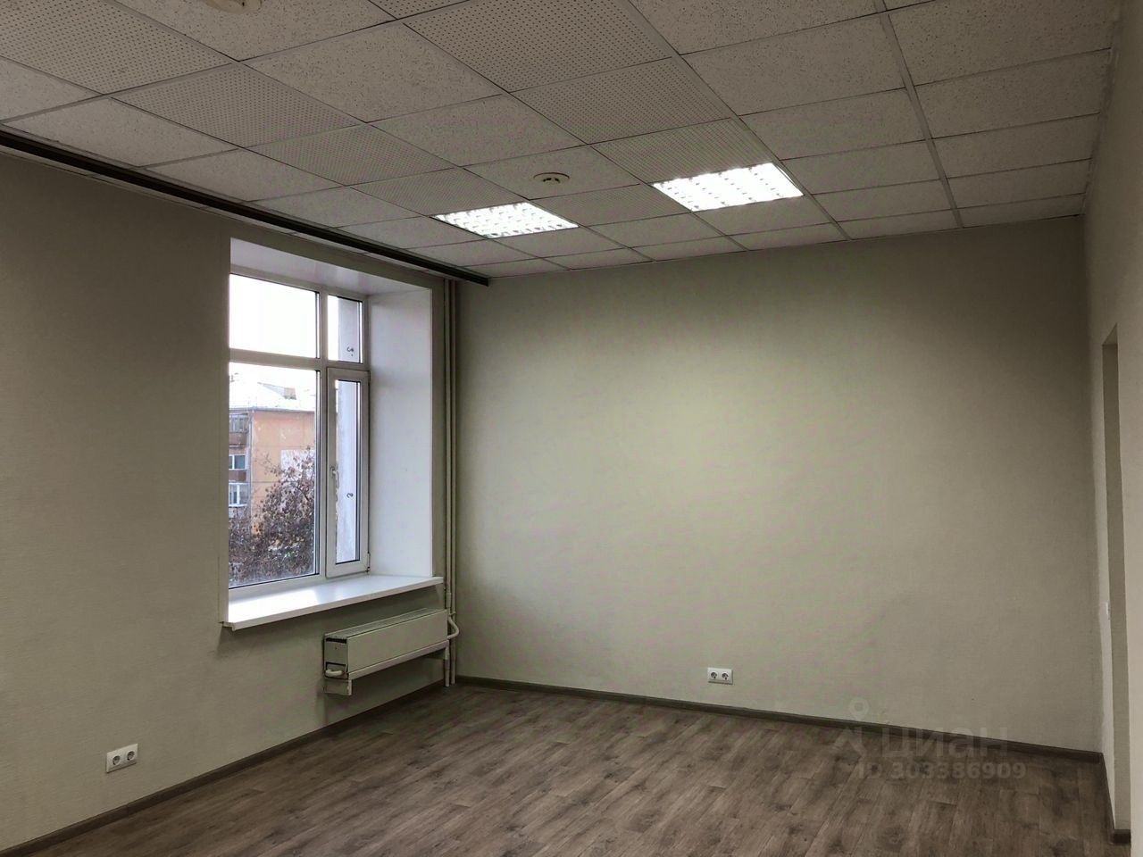 Светлый офис 22 кв.м, 3 этаж, Екатеринбург. Просторное окно, современное освещение, свежий ремонт. Подходит для любого бизнеса.