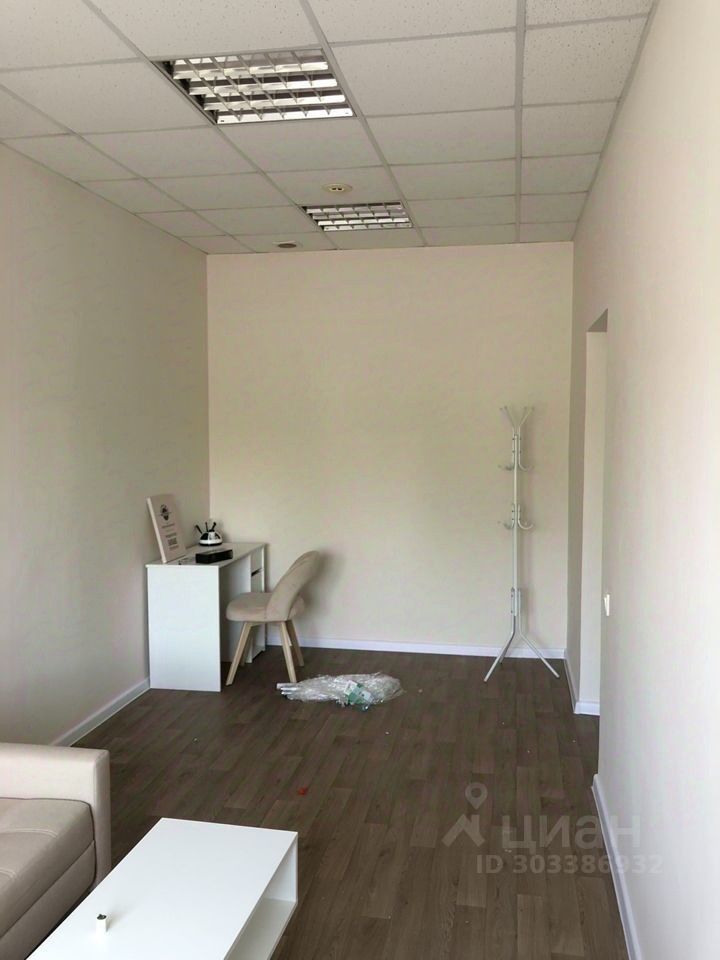 Светлый офис 57 кв.м на 3 этаже в Екатеринбурге. Просторное помещение без отделки, готовое к обустройству под ваши нужды.