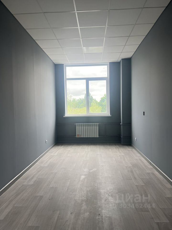 Сдается офис в Липецке, 17 кв.м, 3 этаж, без отделки, светлое помещение с большим окном и видом на зелень.