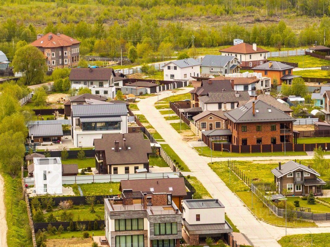 Купить загородную недвижимость в коттеджном поселке Пестово Лайф в деревне  Драчево, продажа загородной недвижимости - база объявлений Циан. Найдено 16  объявлений