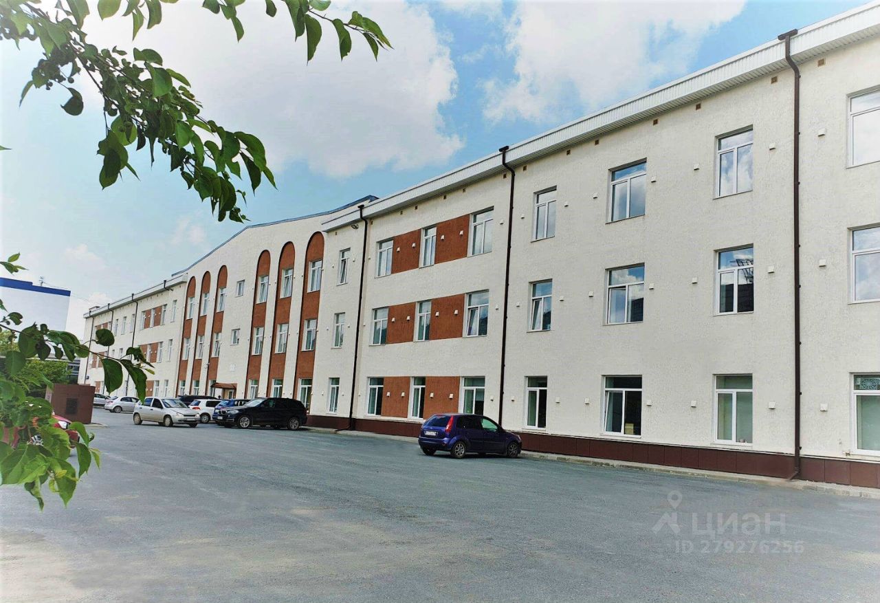 Продается офис в Екатеринбурге, площадь 2871.7 кв.м, 3 этаж, без отделки. Современное здание с парковкой, светлые окна, удобное расположение.