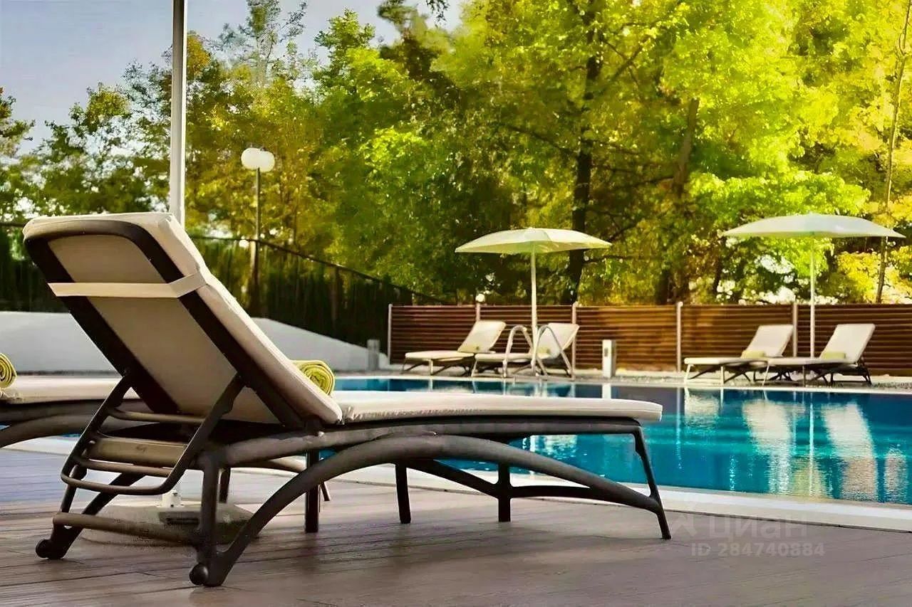 Открытый бассейн северный речной вокзал. Березки строгино пляж. Зона отдыха на пляже. Лежаки для бассейна. Лежаки с зонтиками у бассейна.