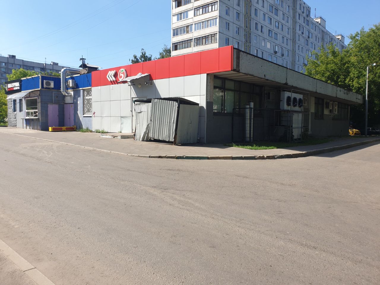 Торговом центре на ул. Мусы Джалиля, 15с2