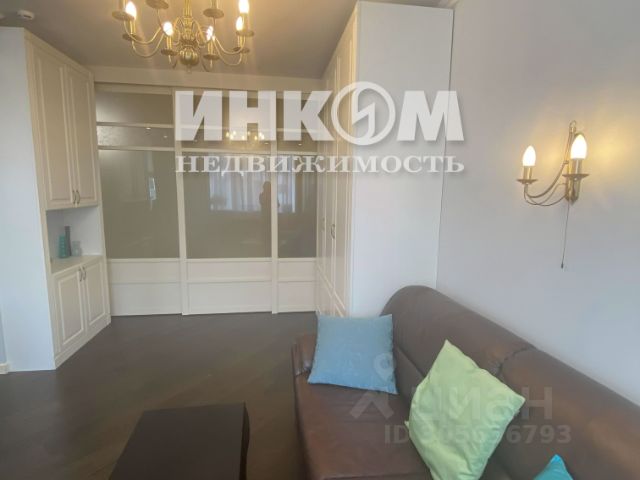 Houzz тур: Светлая квартира с эркером и бронзовой кухней