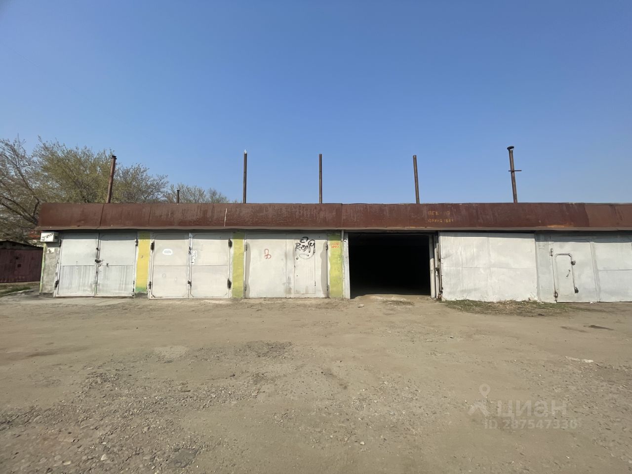 Продается гараж в Барнауле, общая площадь 31 кв.м, без отделки, просторный и удобный для хранения автомобиля и вещей.