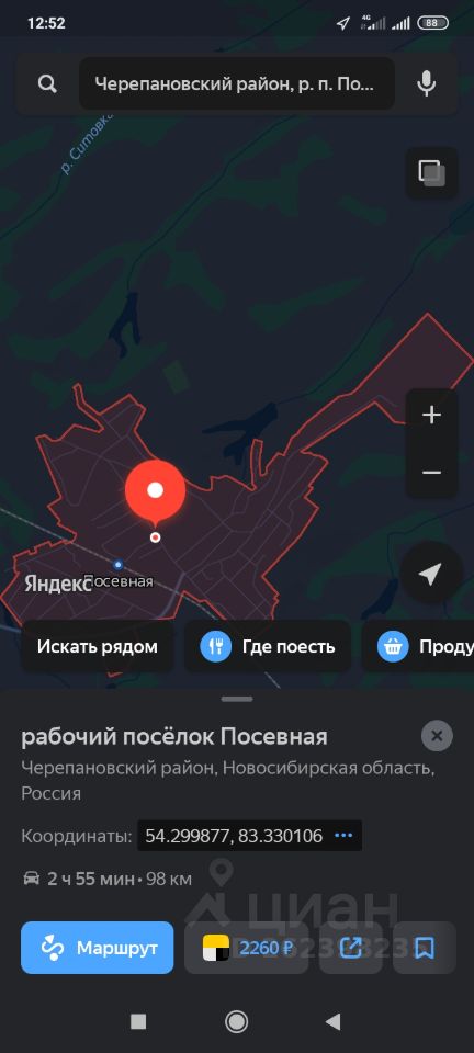 Визуально представленное пространство характеризуется современным архитектурным стилем с чистыми линиями и минималистичным дизайном. Основные структурные элементы включают открытый план, что создает ощущение простора. Внутреннее пространство, вероятно, представляет собой гостиную или кухню с большими окнами, обеспечивающими естественное освещение. Цветовая гамма нейтральная, с использованием светлых тонов, таких как белый и бежевый, что придает комнате уютный вид. Отделка включает гладкие поверхности и современную мебель, что подчеркивает стильный и функциональный подход к интерьерам.