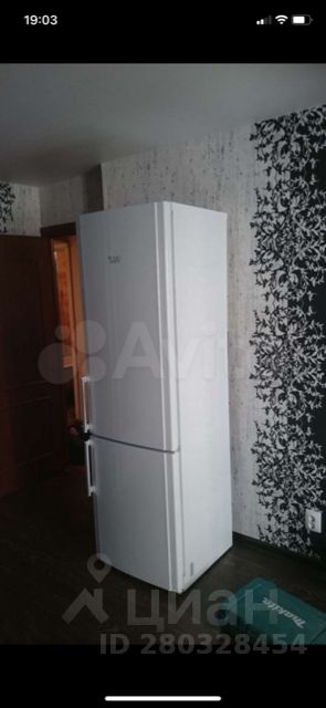 Продается комната в Екатеринбурге, 2-й этаж, 45 кв.м, кухня 6 кв.м. Без отделки. На фото холодильник в комнате.