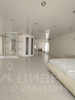 3-комн.кв., 180 м², этаж 3