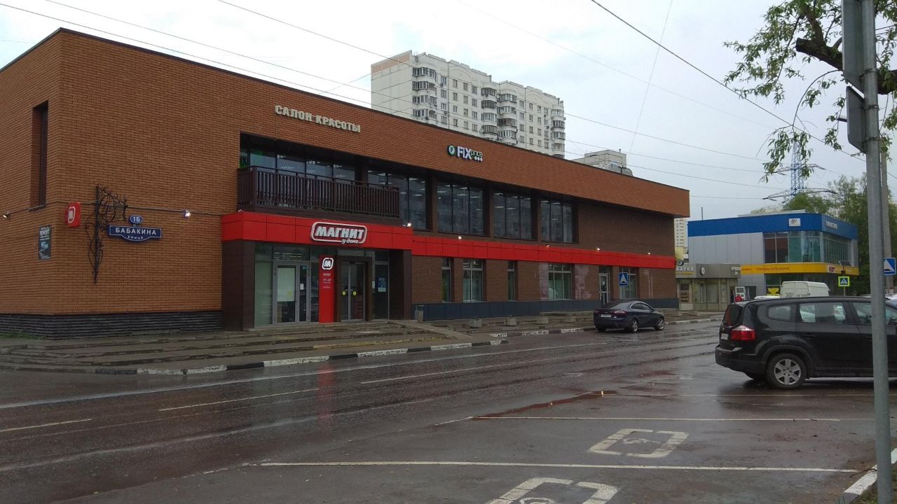 Торговом центре на ул. Бабакина, 1Б