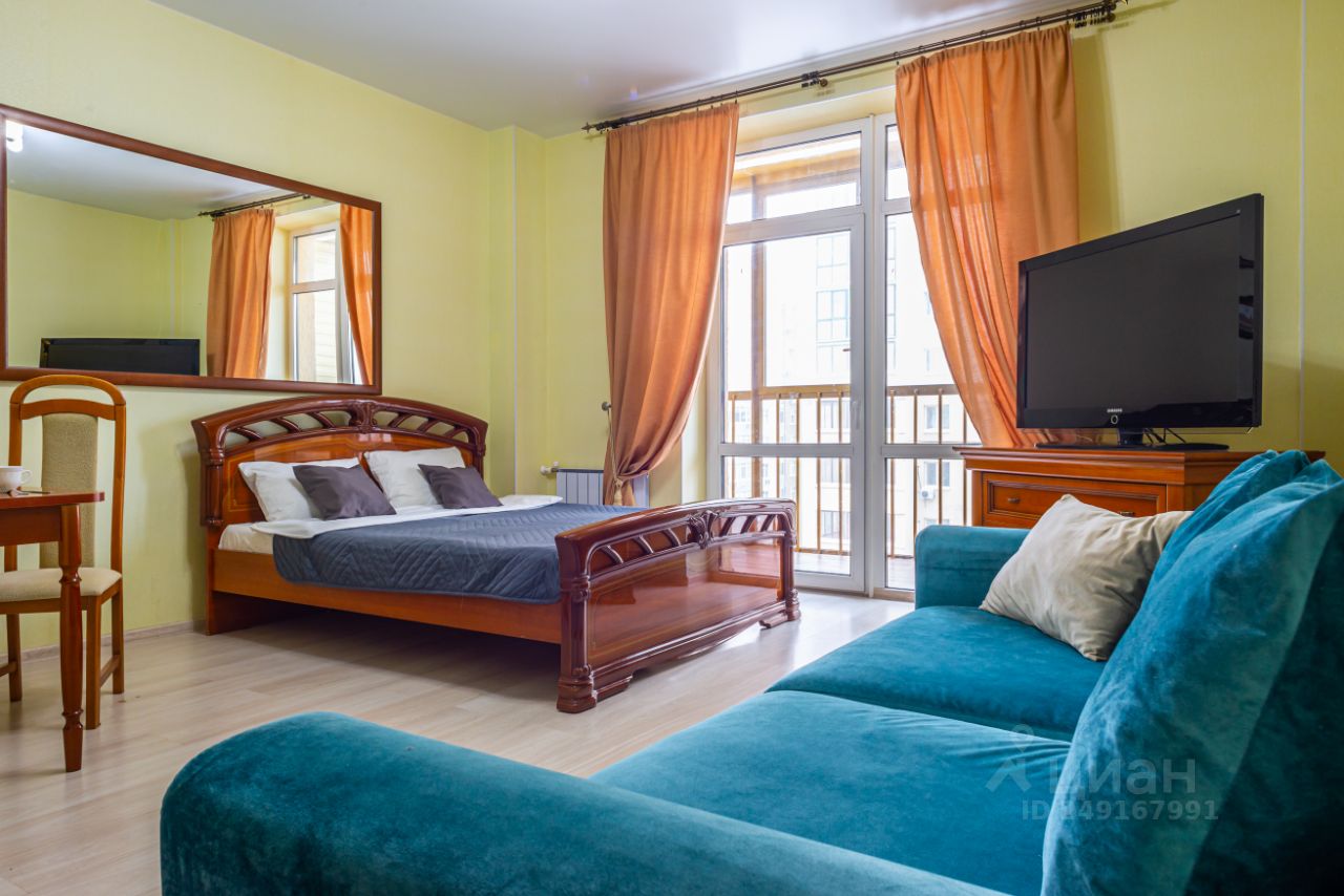 Уютная квартира в центре Екатеринбурга, 35 кв.м, кухня 15 кв.м, жилая 20 кв.м, 6 этаж, просторная комната с балконом и современной мебелью