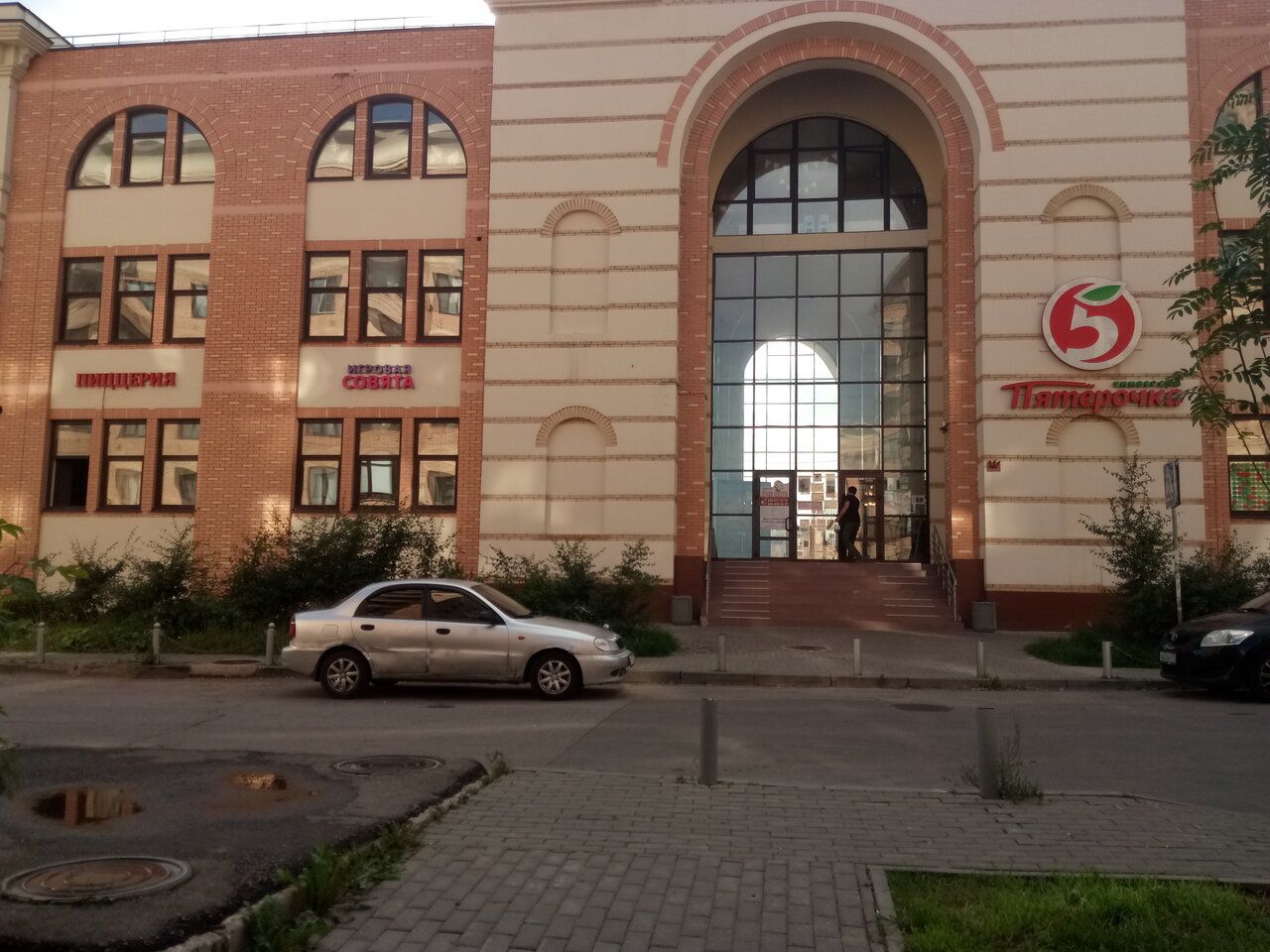 Торговом центре на ул. Овражная, вл22