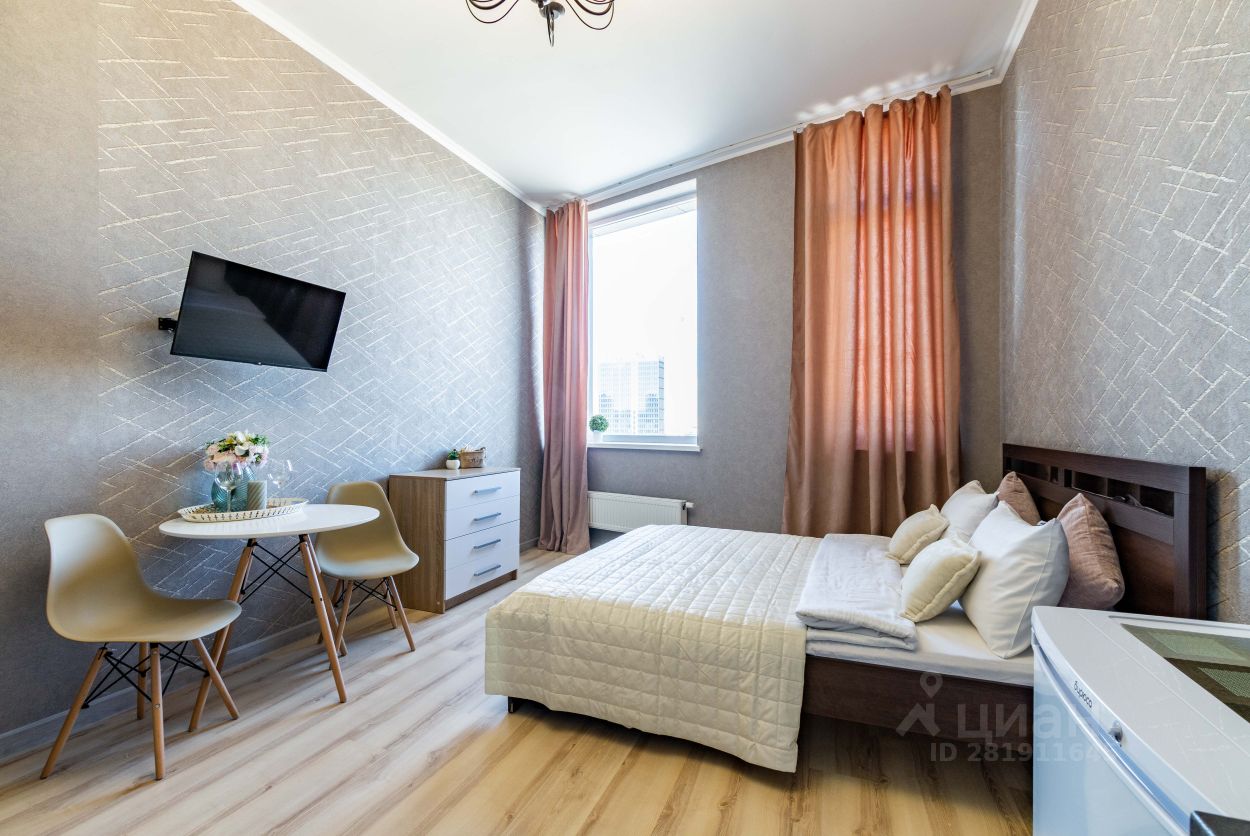 Уютная квартира в Екатеринбурге, 40 кв.м, 11 этаж, современный интерьер, удобная мебель, телевизор, большой светлый окно, посуточная аренда.