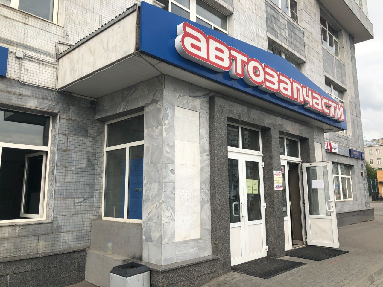 Торговом центре на ул. Мнёвники, 16