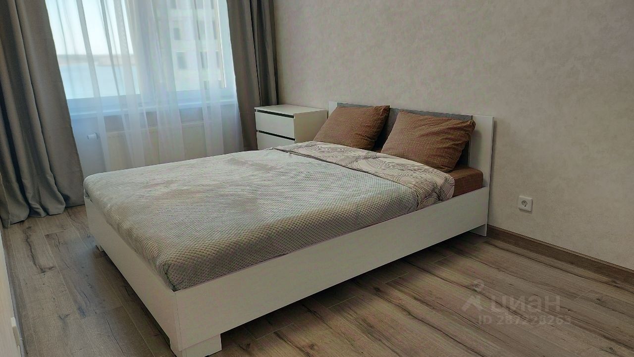 Современная квартира в Екатеринбурге, 37 кв.м, 9 этаж, просторная кухня 15 кв.м, уютная комната 22 кв.м, без отделки, посуточная аренда
