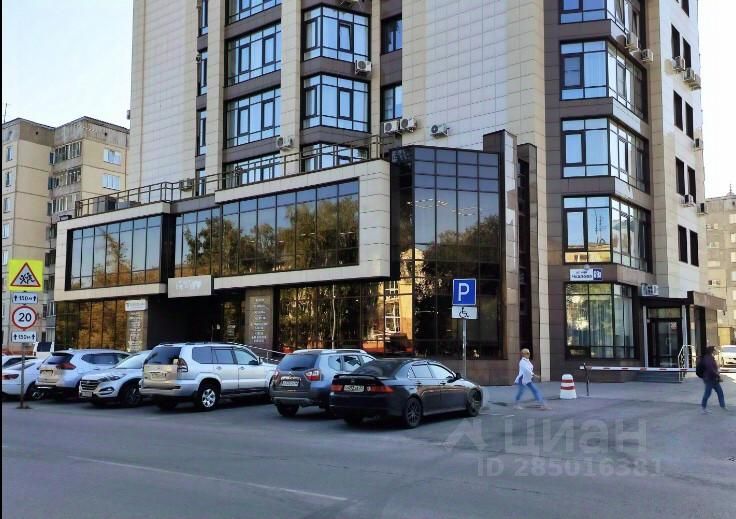 Современный жилой дом в Барнауле, 8 этаж, 2 комнаты, 77.4 кв.м., парковка, удобное расположение, панорамные окна, без отделки.